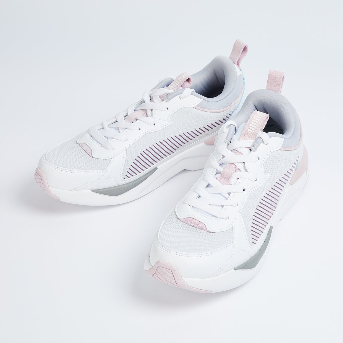 High Performance Women Sports Shoes with Shock Absorbing Sole and Lightweight Build