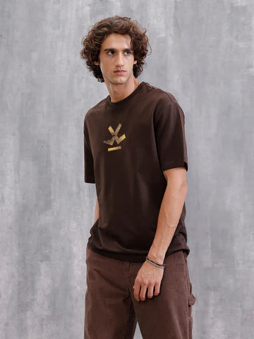 Men’s Oversized Tribal Mask Back Print Crew Neck T-Shirt in Brown – Relaxed Fit Graphic Tee for Daily and Weekend Outfits