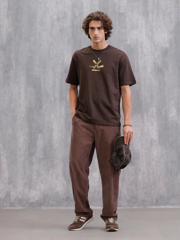 Men’s Oversized Tribal Mask Back Print Crew Neck T-Shirt in Brown – Relaxed Fit Graphic Tee for Daily and Weekend Outfits
