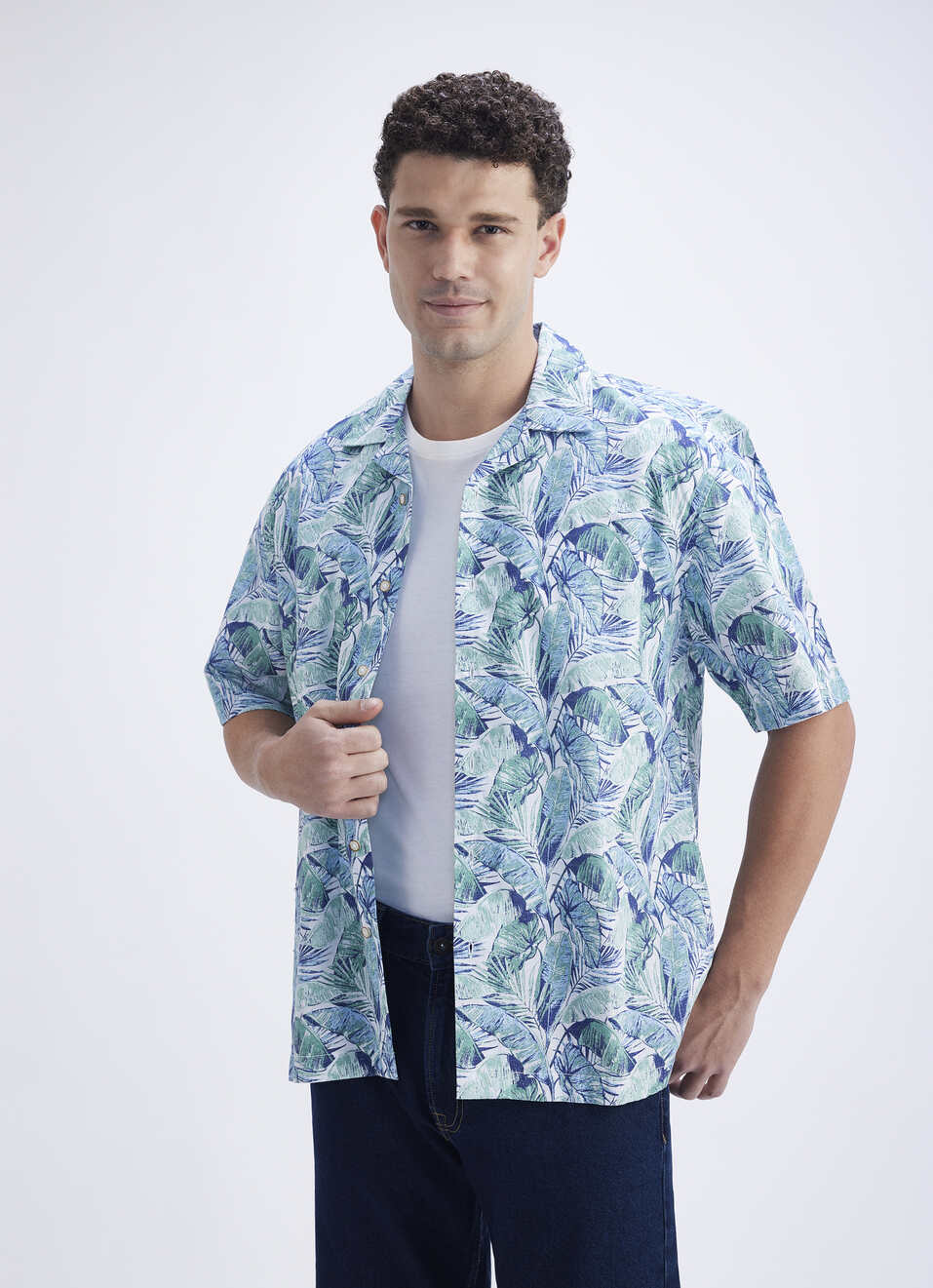 Contemporary Green Short Sleeve Resort Shirt for Men with Tropical Leaf Detailing