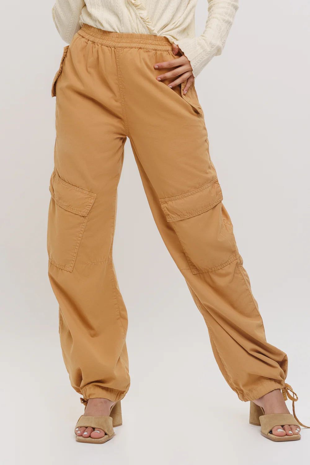 Women’s Sand-Colored Tapered Cargo Pants with Functional Pockets