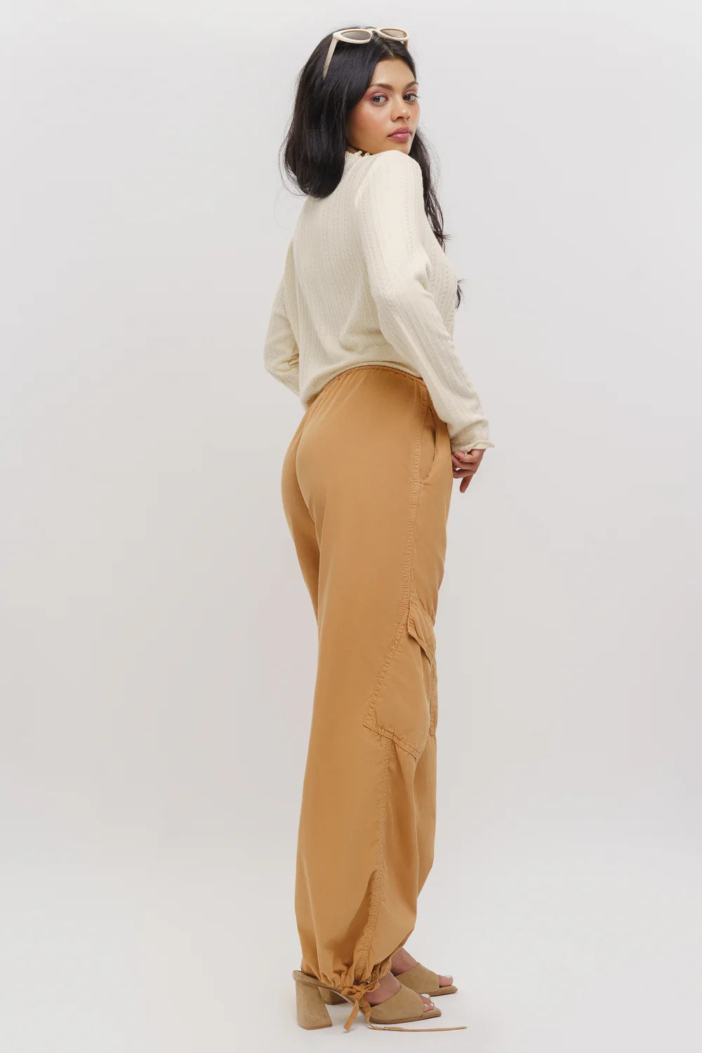 Women’s Sand-Colored Tapered Cargo Pants with Functional Pockets