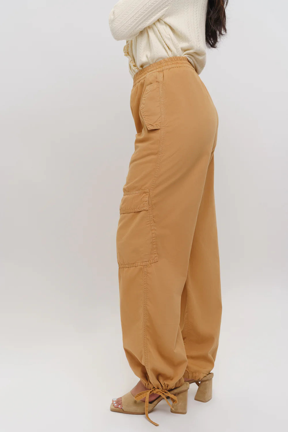 Women’s Sand-Colored Tapered Cargo Pants with Functional Pockets